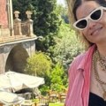 Marija Karan skroz otkopčala košulju, baš provocira: Glumica u providnom šortsu, a oko vrata kajle: Svi se okretali za njom