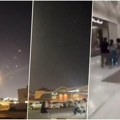 (Video) Eksplozije odjekuju, a onda kreće stampedo - pogledajte trenutke panike u Dohi Ostaci raketa padali po ulici, ljudi…