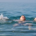Otac bacio sedmogodišnjeg sina sa litice u jezero VIDEO