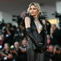 Vamp izdanje Paris Džekson na Filmskom festivalu u Veneciji: Dubok dekolte pokazao bujne obline, svi su gledali u njene…