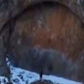 Snimak ogromnih "vrata" u planinama uznemirio svet: Pojavile se brojne teorije, evo šta kažu naučnici