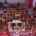 Delije i navijači Olimpijakosa "grme" zajedno na Kritu: Istakli srpsku trobojku i zastavu "Nema predaje"