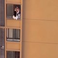 Visila sa 10. Sprata zgrade Ljubavnica pokušala da pobegde jer je švaleru stigla žena, umalo se završilo kobno (video)