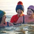 Пливање у хладној води и комбуха: Раде ли зимски велнес трендови