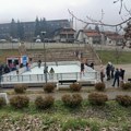 "Dosad smo to gledali samo na televiziji" Dečjem veselju nema kraja, Nova Varoš prvi put dobila klizalište! Ulaz besplatan…