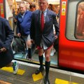 (Foto) Tradicionalna vožnja bez pantalona: Građani Londona u donjem vešu "okupirali" metro