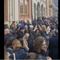 Блокирана Васина улица: Велики број студената и грађана испред Ректората