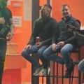 Hit snimak iz Novog Sada: Članovi benda Reforma spontano muzicirali sa uličnim gitaristom, prolaznici oduševljeni (video)