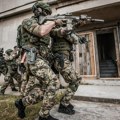 Filmske scene u Bukureštu: Specijalci se spustili konopcima niz zgradu, upali u stan na 7. spratu! Žena držala muškarca za…