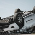 Teška saobraćajna nezgoda na Zlatiborskom putu: Automobil završio na krovu!