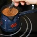 Većina ljudi pogrešno kuva domaću kafu: Koliko kašičica kafe treba staviti u džezvu za savršen ukus i kada se dodaje šećer?…