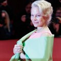 Pamela Anderson zablistala kao nekad: Glumica u providnoj haljini i sa šminkom vratila izgled iz devedesetih