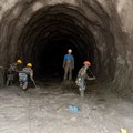 Objavljeni snimci spasilaca u Nepalu kako se provlače kroz tunele, tragaju za više od 600 zarobljenih radnika