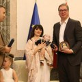 Predsednik dobio poseban poklon! Vučića oduševila porodica Janković sa KiM i mali Lazar: Počastvovan sam da mu budem kum…