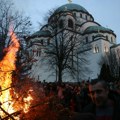 Nestvaran prizor ispred Hrama Svetog Save: Okupio se veliki broj građana, prisustvuju tradicionalnom paljenju badnjaka (foto)