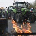 Francuski poljoprivrednici blokirali auto-puteve sa 800 traktora: Raspoređeno 15.000 policajaca