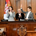 Završena sednica skupštine: Brnabić nova predsednica parlamenta, opozicija bacala papire i lupala po klupama (foto/video)