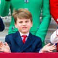 Zovu ga mali šef, pravi je zvrk, a pozirao je u staroj košulji svog brata: Evo da li je fotka princa Luisa fotošopirana…