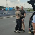 (Video): Pevačicu i muža sačekao sin na aerodromu: Za njim žene uzdišu, a nekada je vodio bitku sa kilogramima i izgledao…