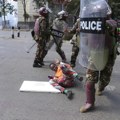(VIDEO, FOTO) Policija puca na demonstrante u Keniji, tela na ulicama Najrobija