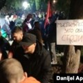 Studenti iz Beograda u protestnoj šetnji ka Novom Sadu pauziraju u Inđiji