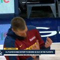 Šta to pokazuješ Nikola? Jokić šutnuo ka košu, okrenuo se ka saigraču, pa sa kezom na licu "počastio" saigrača