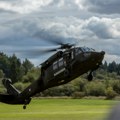 Helikopter "Black Hawk" imao bliski susret sa drvetom, a onda su vojnici skočili jezero VIDEO