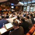 Počela sednica Skupštine Novog Sada, pojedini odbornici opozicije galamom ometaju rad