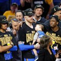 Kakav mali car! Tata mu osvojio NBA ligu, a on spava nasred terena! Sin igrača Oklahome postao hit na mrežama, svi ga porede…