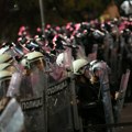 Potez žene koja je sama pred kordonom policije – nadrealna slika sa protesta u Beogradu