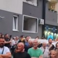 Održan protest pod prozorom gradonačelnika, poruke na asfaltu, tišina iz stana
