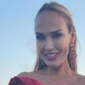 Ostavlja bez daha! Marijana Mateus u kratkom teksas šortsu pokazala izvajane noge i prirodnu lepotu (foto)