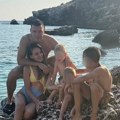 Estradni par ima troje dece, a slikom sa mora oduševili su sada sve: Pozirali sa blizancima i sinom na velikoj steni, a jedan…