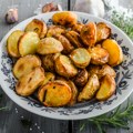 Kuvarica koja je radila u najboljim restoranima otkrila recept za neverovatno hrskave pečene krompire – za ovaj recept niste…