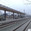 Jedna stanica prokišnjava, drugoj fali deo: Dok je Vučić pompezno otvarao brzu prugu Novi Sad – Subotica njegove kamere…