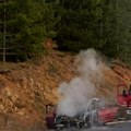 Срећа у несрећи, возач се спасио, а ауто изгорео до непрепознатљивости: Инцидент на путу код Тавника