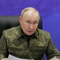 Putin pomno režiranim sastankom poslao poruku Zapadu: Došao u uniformi i hvalio se zauzimanjem "grada Crvene armije" (foto)