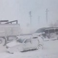 Automobil na krovu skliznuo niz zavejani put Turska okovana snegom: Zatvorene škole, prognoziraju se obilne padavine, mećave i…