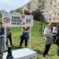 FOTO: Zbor na Novom naselju uz poruku "Studenti pobeđuju", prekoputa pristalice SNS-a