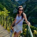 Poznata voditeljka (57) se razvela od biznismena, a sad pozira u iscepanom šortsu! Pokazala vrhunsku formu i izvajane noge