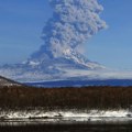 "Crveni nivo" opasnosti za avione: Snažna erupcija vulkana na Kamčatki izbacila pepeo na visinu od 10,5 km