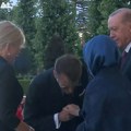 (Video) Makron pokušao da poljubi ruku Erdoganovoj supruzi, ona odbila: Svet bruji o skandalu na samitu NATO u Ankari