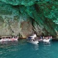 Incident u blizini Plave špilje: Britanka teško povređena, propeler glisera joj zahvatio noge
