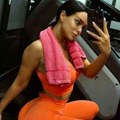 Na zadnjici bi joj pozavidela i Kim Kardašijan: Poznata pevačica pozirala u helankama, usijala mreže vrelom slikom iz teretane…