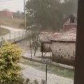 (Video) Sručio se jak grad, u ovom delu Srbije totalni vremensi haos! Ulice se zabelele, temperature drastično pale