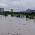 Nevreme napravilo haos u Zagrebu: Voda izbija šahtove, po ulici se slivaju fekalije i kišnica (video)