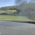 Buktinja na putu Automobil izgore kod Vrčina, stigla Hitna pomoć (video)