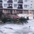 Talas od 6 metara prepolovio zgradu Stravično nevreme u Rusiji, more nadire (video)