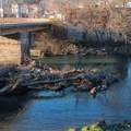 Ispod starog mosta u Proseku grane i smeće, meštani traže da se konačno očisti