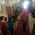 Svečano: Badnjak stigao u zgradu Gradske uprave Kruševca foto